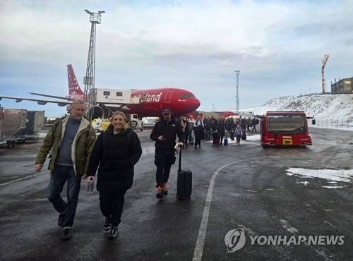 그린란드 누크 공항에 착륙한 비행기     (누크=연합뉴스) 현윤경 특파원 = 22일(현지시간) 그린란드 누크 공항에 착륙한 에어 그린란드 여객기. 2026.1.23
    ykhyun14@yna.co.kr