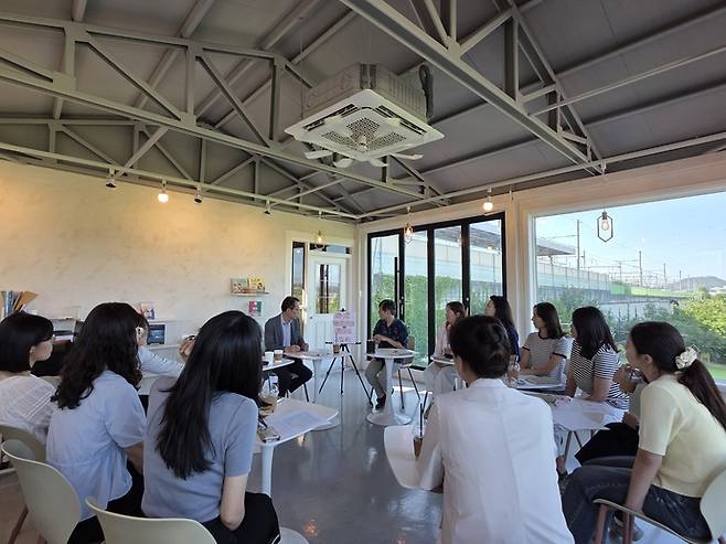 조동칠 사징과 여성 직원들이 함께 소통하는 시간을 갖고 있다. 사진=파주도시공사
