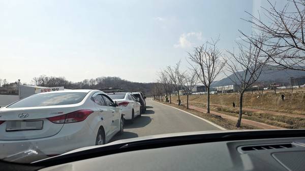 강화 선행천 농로길에 불법 주차된 차량들이 늘어서 있다.&nbsp; 2026.03.20. [사진 = 한의동 기자]&nbsp;