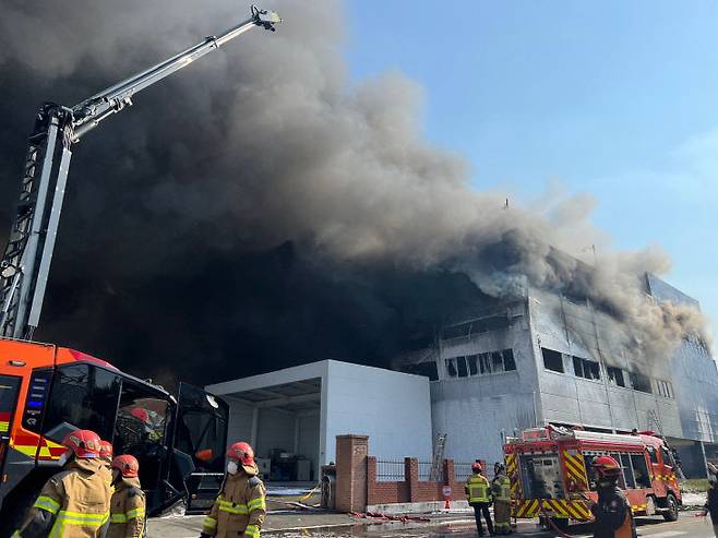 대전 대덕구 문평동 자동차 부품 제조공장 화재로 현재까지 14명의 직원의 소재가 파악되지 않고 있다. 굴절차를 통해 진화작업을 벌이고 있다.&nbsp; (사진=이현제 기자)