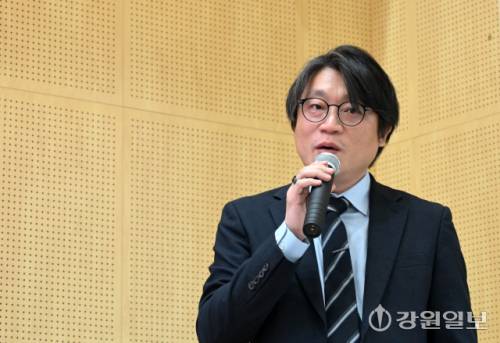 정인철 한림대 교수가16일 춘천ICT벤처센터에서 열린 2026 제2회 의료 AX 춘천 포럼에서