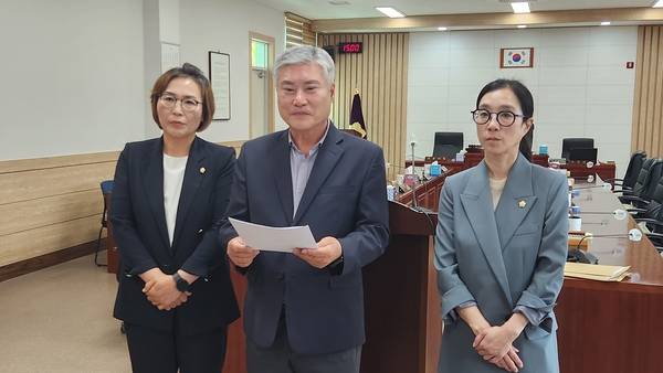 하동군의회 더불어민주당 소속 최민경, 정영섭, 김혜수 군의원이 2024년 4월 30일 오후 군의회에서 하승철 군수가 1인 시위에서 밝힌 발언을 반박하는 기자회견을 하고 있다. /허귀용 기자