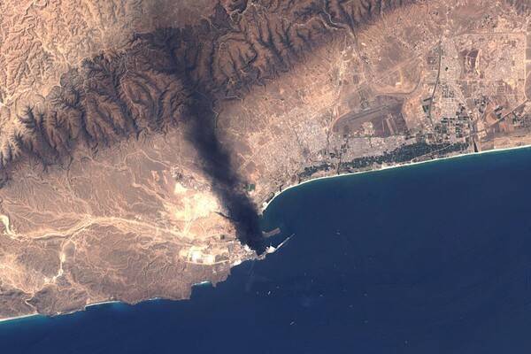 미국 지질조사국이 2026년 3월 17일 공개한 랜드샛 8/9호 위성 사진에는 2026년 3월 16일 오만의 살랄라 항에 있는 미나 석유 시설에서 연기가 치솟는 모습이 담겨 있다. [출처=연합 뉴스]
