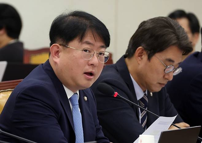 박민규 더불어민주당 의원이 가상자산 규제와 관련해 "시장 신뢰와 투자자 보호에는 공감하지만, 지분 제한 방식은 신중한 검토가 필요하다"고 강조하고 있다. / 뉴시스