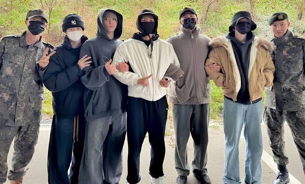 BTS의 RM과 뷔가 멤버들의 배웅을 받으며 2023년 12월 11일 입대하는 모습. (왼쪽부터) 진, 슈가, 정국, 뷔, RM, 지민, 제이홉. 출처 : 방탄소년단 공식 계정