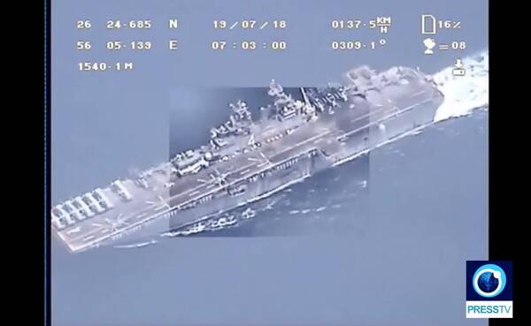 (테헤란 EPA=연합뉴스) 이란 혁명수비대의 정찰무인기(드론)가 18일(현지시간) 촬영한 호르무즈 해협을 지나는 미 해군 군함. 이란 국영 영어방송 프레스TV 영상을 캡처한 것이다. 이란 혁명수비대는 18일 걸프 해역의 입구 호르무즈 해협을 지나는 미군 수륙양용 강습상륙함 복서함을 이란 무인기가 상공에서 다양한 각도와 배율로 촬영한 동영상을 19일 공개했다.