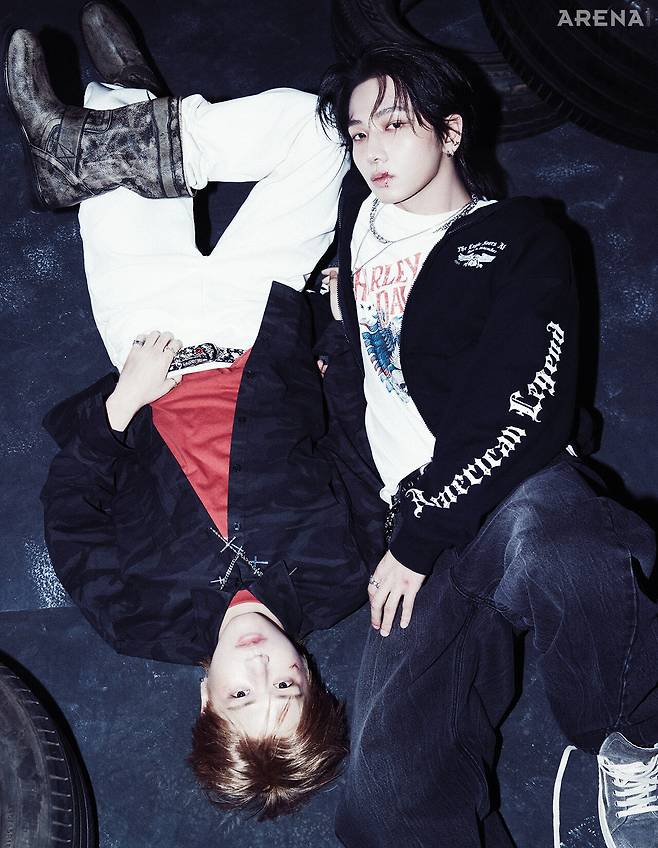 리우가 착용한 밀리터리 카무플라주 셔츠·레드 컬러 티셔츠·화이트 컬러 데님 팬츠 모두 할리데이비슨 컬렉션스 제품 .명재현이 착용한 OL 시그니처 후드 집업·그래픽 프린트 티셔츠·커브드 와이드 핏 데님 팬츠 모두 할리데이비슨 컬렉션스 제품.