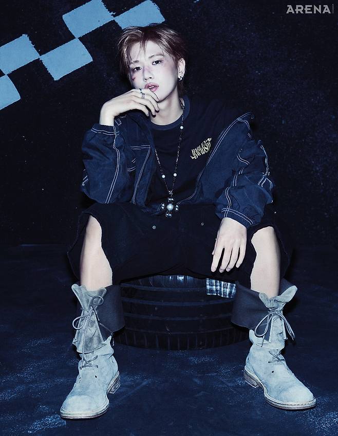 리우가 착용한 마블 모터사이클 스포츠 재킷·로고가 적용된 블랙 컬러 티셔츠·데님 워크 쇼츠 모두 할리데이비슨 컬렉션스 제품.