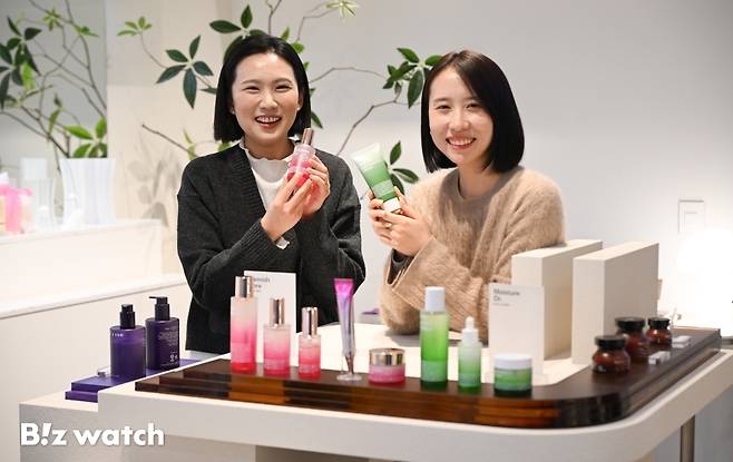 지난 5일 오후 강남 아이소이빌딩에서 아이소이 허영경 상품기획 팀장(왼쪽)과 전희덕 마케팅 팀장이 아이소이 대표 제품을 소개하고 있다./사진=이명근 기자qwe123@
