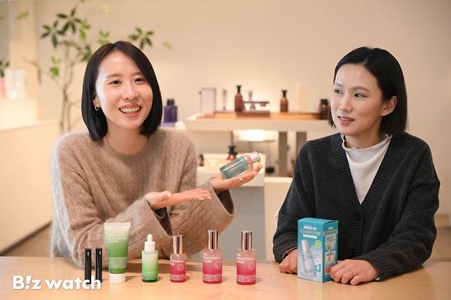 5일 오후 강남 아이소이빌딩에서 아이소이 전희덕 마케팅 팀장(왼쪽)과 허영경 상품기획 팀장이 신제품 설명을 하고 있다./사진=이명근 기자qwe123@
