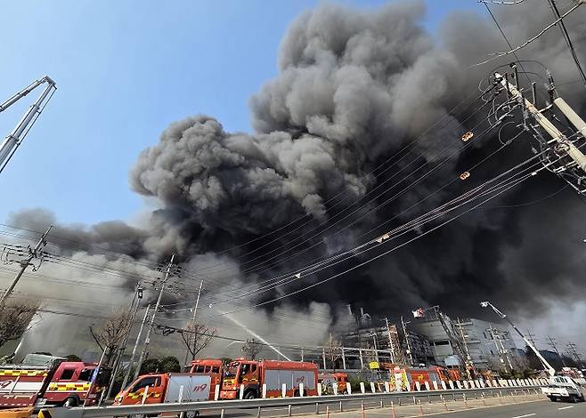 20일 오후 1시17분께 대전광역시 대덕구 문평동의 자동차 부품공장에서 화재가 발생해 소방대원들이 화재 진압을 하고 있다. 사진=뉴시스