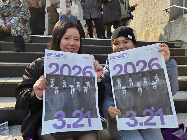 10년차 BTS 팬 르나(24)씨와 아리사(23)씨가 일간스포츠에서 발행한 'BTS 특집판'을 들고 BTS에 대한 팬심을 자랑하고 있다.(사진=김현재 기자)