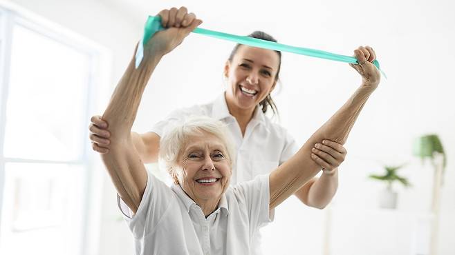 활동량이 적거나 좌식 시간이 길어도, 근력이 높은 여성들은 사망 위험이 더 낮은 경향을 보였다|출처: 게티이미지뱅크