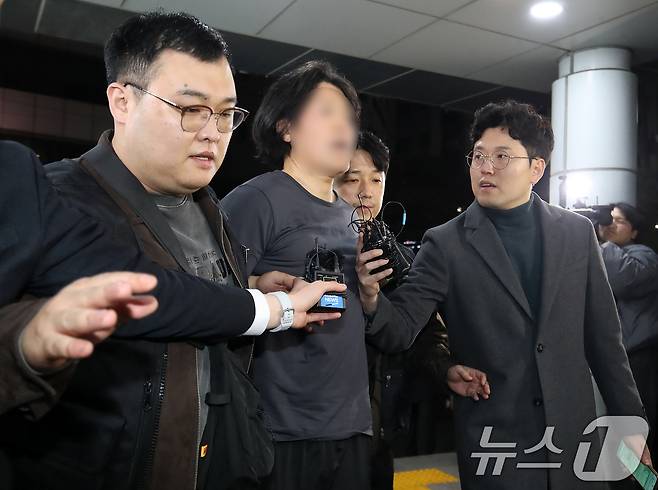 부산의 한 아파트에서 항공사 기장을 흉기로 살해한 혐의를 받는 50대 피의자 A 씨가 17일 오후 부산진경찰서로 압송되고 있다. A 씨는 전 직장 동료인 국내 항공사 기장 B 씨(50대·남)를 살해한 후 울산의 한 모텔에 숨어있다가 경찰에 붙잡혔다. 2026.3.17 ⓒ 뉴스1 윤일지 기자