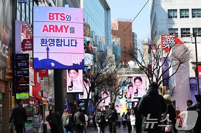 방탄소년단(BTS) 완전체 컴백 공연을 이틀 앞둔 19일 서울 중구 명동거리의 미디어폴에 BTS와 팬클럽 아미를 환영하는 메시지가 송출되고 있다. 2026.3.19 ⓒ 뉴스1 오대일 기자