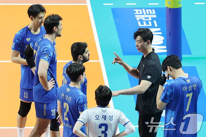 박철우 매직을 앞세워 봄배구에 오른 우리카드. 2026.1.8 ⓒ 뉴스1 이광호 기자