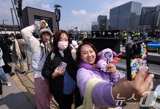 방탄소년단(BTS) 완전체 컴백 공연을 하루 앞둔 20일 서울 광화문광장 공연장 앞에 대만에서 온 아미(ARMY·팬덤명)들이 기념 사진을 찍고 있다. 2026.3.20 ⓒ 뉴스1 박지혜 기자