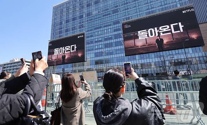 방탄소년단(BTS)의 서울 광화문광장 컴백 공연이 이틀 앞으로 다가온 19일 서울 종로구 광화문광장 인근 전광판에 BTS 컴백 공연 광고가 나오고 있다. 2026.3.19 ⓒ 뉴스1 김성진 기자