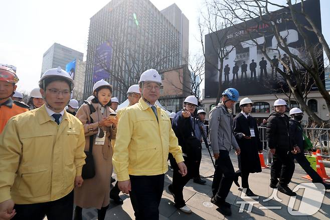 윤호중 행정안전부 장관이 그룹 방탄소년단(BTS) 컴백 행사를 하루 앞둔 20일 오후 서울 광화문광장을 찾아 안전관리 상황 등을 점검하고 있다. 2026.3.20 ⓒ 뉴스1 이광호 기자