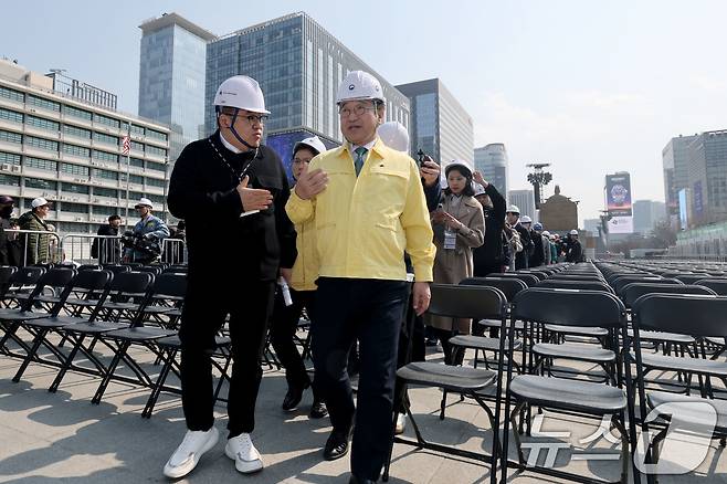 윤호중 행정안전부 장관이 그룹 방탄소년단(BTS) 컴백 행사를 하루 앞둔 20일 오후 서울 광화문광장을 찾아 안전관리 상황 등을 점검하고 있다. 2026.3.20 ⓒ 뉴스1 이광호 기자