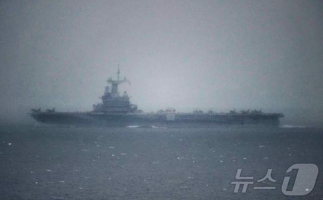 지난 6일(현지시간) 프랑스 항공모함 샤를 드골이 스페인 남부 타리파 해안의 지브롤터 해협을 통과하는 모습이 포착됐다. 2026.03.06. ⓒ AFP=뉴스1