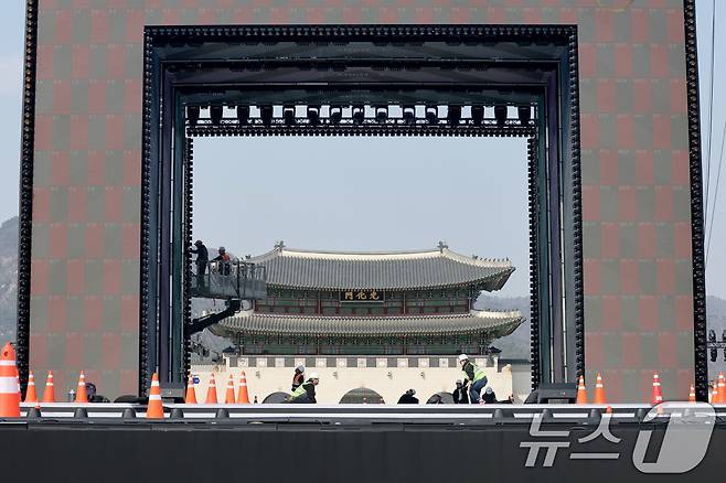 방탄소년단(BTS) 완전체 컴백 공연을 하루 앞둔 20일 서울 광화문광장 공연장이 공연 막바지 준비로 분주한 모습을 보이고 있다. 2026.3.20 ⓒ 뉴스1 이광호 기자