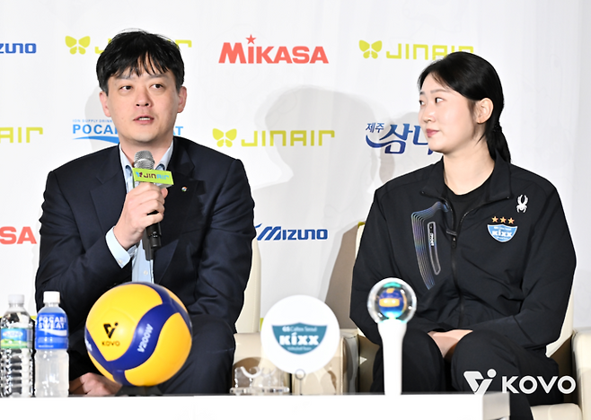 GS칼텍스 이영택 감독과 권민지. 제공 | 한국배구연맹