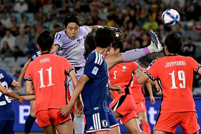 South Korea's goalkeeper Kim Min-jeong (C) attempts to clear the ball during the AFC Women?s Asian Cup Australia 2026 semi-final football match between Japan and South Korea at Stadium Australia in Sydney on March 18, 2026. (Photo by Saeed Khan / AFP) / --IMAGE RESTRICTED TO EDITORIAL USE - STRICTLY NO COMMERCIAL USE--







<저작권자(c) 연합뉴스, 무단 전재-재배포, AI 학습 및 활용 금지>