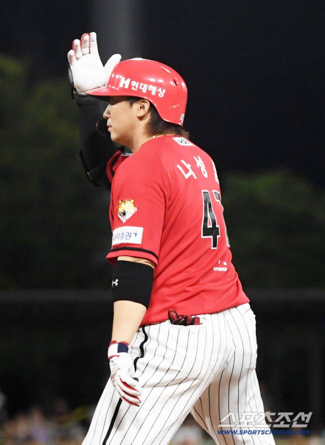 22일 광주 기아챔피언스필드에서 열린 KIA 타이거즈와 LG 트윈스의 경기. KIA 나성범이 안타를 날린 뒤 환호하고 있다. 광주=박재만 기자 pjm@sportschosun.com/2025.08.22/