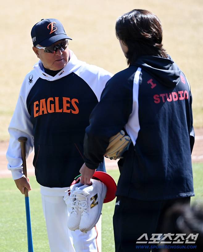 19일 대전한화생명볼파크에서 열린 KIA와 한화의 시범경기. 한화 김경문 감독이 KIA 김범수와 인사를 나누고 있다. 대전=허상욱 기자wook@sportschosun.com/2026.03.19/