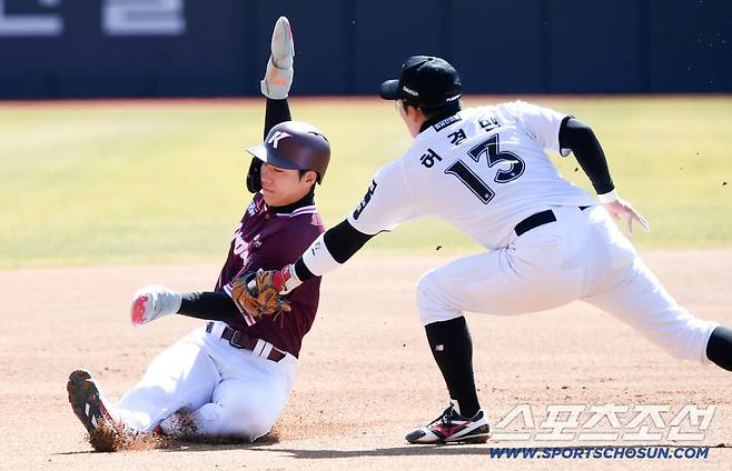 3루를 노리던 키움 이주형은 KT 우익수 안현민 강한 어깨를 이기지 못했다.