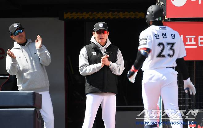 복귀 첫 타석부터 홈런포를 터뜨린 안현민 괴물 같은 파워에 감탄한 이강철 감독.