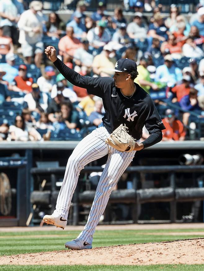 카를로스 라그란헤가 지난 19일(한국시각) 보스턴 레드삭스전에 구원 등판해 힘차게 공을 뿌리고 있다. 사진=뉴욕 양키스 구단 공식 X 계정