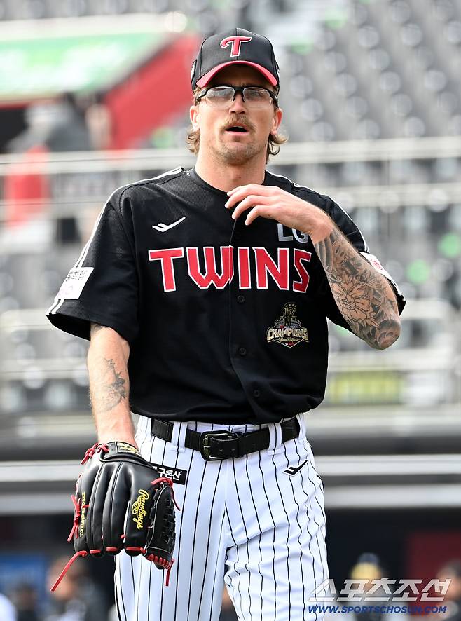 16일 수원KT위즈파크에서 열린 LG와 KT의 시범경기. 2회말 투구를 마친 LG 웰스가 더그아웃으로 향하고 있다. 수원=허상욱 기자wook@sportschosun.com/2026.03.16/