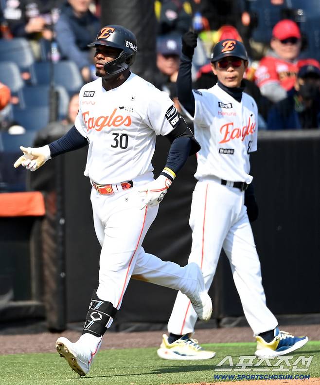 20일 대전한화생명볼파크에서 열린 KIA와 한화의 시범경기, 4회말 무사 1루 한화 페라자가 중월 2점홈런을 치고 김재걸 3루 코치와 기쁨을 나누고 있다. 대전=허상욱 기자wook@sportschosun.com/2026.03.20/