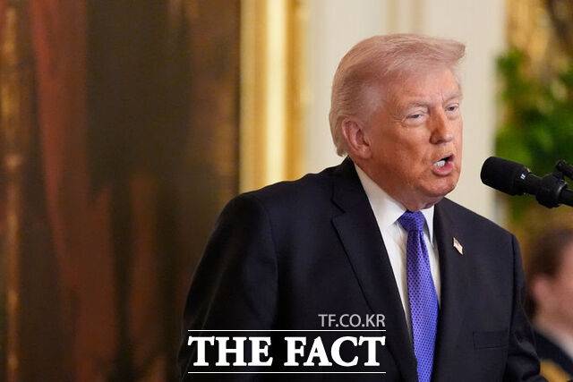 도널드 트럼프 미국 대통령(사진)은 지난 18일(현지시간) 소셜미디어에 "우리가 테러국가 이란의 잔재를 제거해 버리고 이른바 그 해협의 책임을 이용 국가가 지도록 하면 어떤 일이 일어날지 궁금하다"며 "그러면 우리의 반응 없는 동맹 중 일부가 서둘러 움직이기 시작할 것"이라고 적었다. 사진은 지난 2일(현지시간) 트럼프 대통령이 미국 워싱턴DC 백악관 이스트룸에서 열린 명예훈장 수여식에서 연설하는 모습. /뉴시스, AP