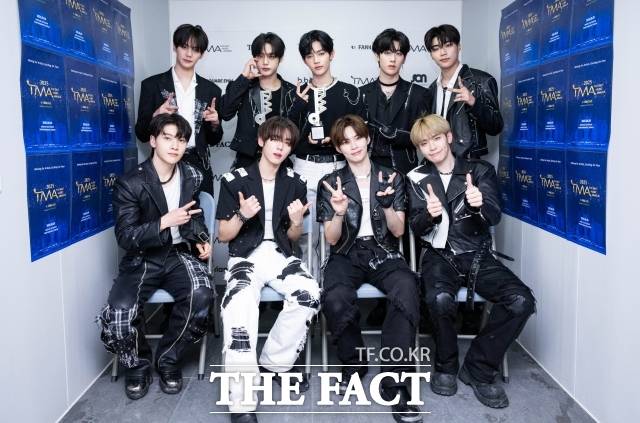 제로베이스원이 지난 15일 콘서트를 끝으로 9인 활동을 마무리한다. 이들은 5인 체제로 활동 2막을 연다. 사진은 지난해 9월 열린 '2025 TMA' 참석 당시 모습. 김규빈 김지웅 장하오 리키 박건욱 김태래 성한빈 한유진 석매튜(왼쪽 위부터 시계 방향) /마카오=박헌우 기자