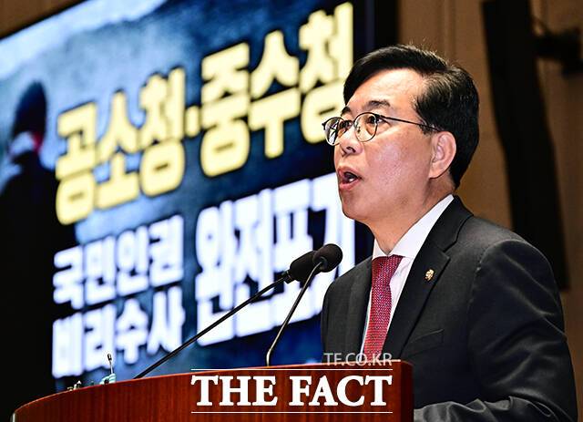 송언석 국민의힘 원내대표가 20일 성추행 혐의로 경찰 수사를 받고 있는 장경태 더불어민주당이 탈당한 데 대해 민주당의 대국민 사과를 촉구했다. 사진은 송 원내대표가 전날 오전 서울 여의도 국회에서 열린 의원총회에 참석해 모두발언을 하고 있는 모습. /배정한 기자