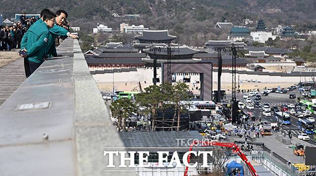 방탄소년단의 컴백쇼 'ARIRANG'의 개최를 앞두고 서울시는 안전 대책 마련에 총력을 기울이고 있다. 사진은 오세훈 서울시장이 19일 오후 서울 종로구 광화문광장에 설치 중인 그룹 방탄소년단(BTS)의 컴백 공연 무대 시설을 점검하는 모습이다./송호영 기자(현장풀)