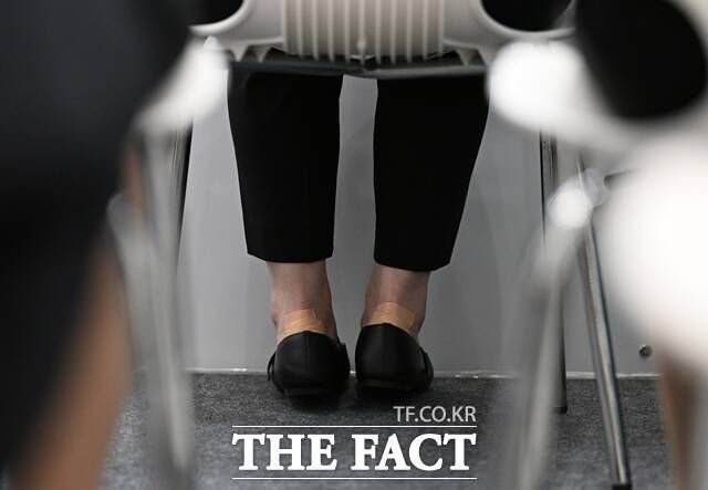 지난 2024년 한 채용 박람회에 참석한 취업 준비생의 발뒤꿈치에 반창고가 붙어 있다. /이새롬 기자