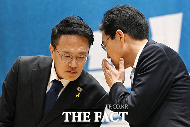 박주민(왼쪽)과 정원오 더불어민주당 서울시장 예비후보가 지난 14일 오전 서울 여의도 국회 의원회관에서 열린 '서울시당 청년위원회 지방선거 필승결의대회'에 참석해 대화를 나누고 있다. /남용희 기자