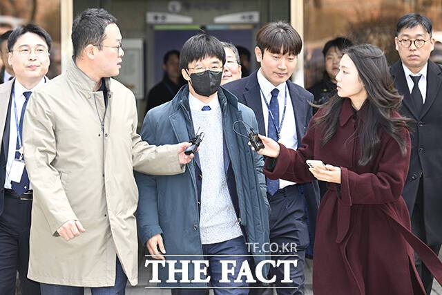 [더팩트 | 송호영 기자] 법정에서 소란을 일으킨 혐의를 받는 김용현 전 국방부 장관 변호인 권우현 변호사가 20일 오후 서울 서초구 서울중앙지방법원에서 구속 전 피의자 심문을 마친 후 구치소로 이동하고 있다.