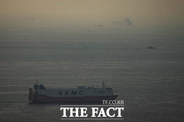 외교부는 20일 '호르무즈 해협 관련 정상 공동성명'에 동참한다고 밝혔다. 공동성명 참여국은 영국, 프랑스, 독일, 이탈리아, 일본, 네덜란드, 캐나다 등 7개국이다. 사진은 호르무즈 해협을 향해 항해 중인 화물선. /AP. 뉴시스