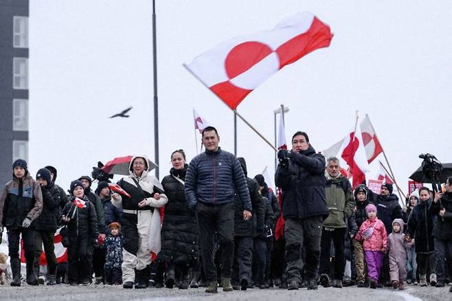 지난 1월 그린란드 국기를 든 시민들이 트럼프 대통령의 그린란드 점령 발언에 항의하는 시위에 나섰다. TASS연합뉴스
