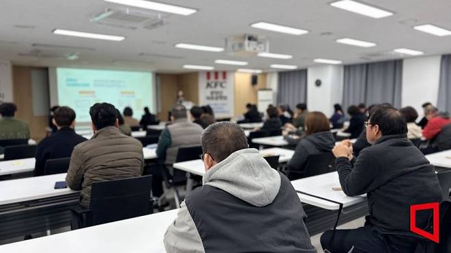11일 서울 마포구 서울시50플러스 중부캠퍼스에서 열린 KFC 파트타이머 채용설명회에 참여한 중장년 구직자들이 채용 안내를 듣고 있다. 이지예 기자