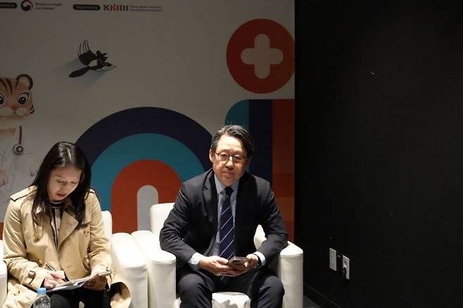 원준희 웨일 코넬 의과대학 비뇨기과 임상교수가 20일 서울 코엑스에서 한국보건산업진흥원이 주관하는 '메디컬 코리아 2026' 미디어 인터뷰에서 발언하고 있다. 한국보건산업진흥원