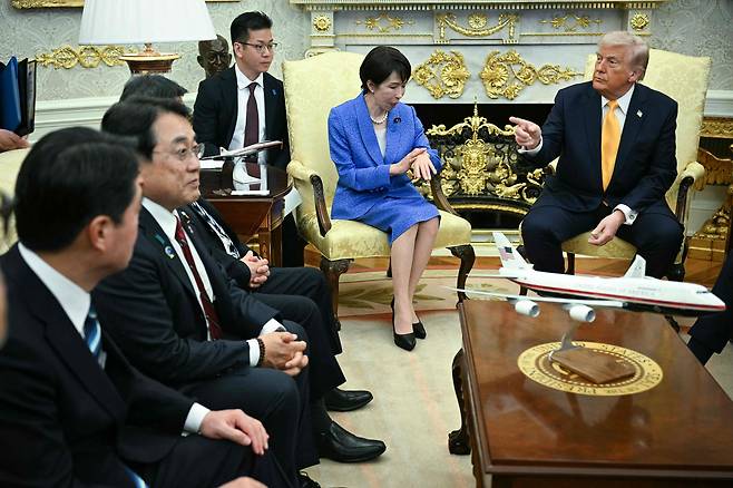 다카이치 사나에 일본 총리가 19일 도널드 트럼프 미 대통령과 정상회담 전 모두발언에서 기자단 질의가 길어지자 시계를 보고 있다./AFP연합뉴스