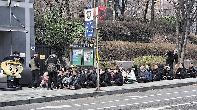 17일 오전 서부지역노점상연합 소속 홍대 불법 노점상 상인들 40여 명이 경찰의 불법 노점상 단속에 반발하며 서울 마포구 홍익지구대를 에워쌌다. 이들은 경찰에 “앞으로 노점상 상인들에 친절하게 대하고, 단속 역시 자제해 달라”고 요구했다./윤성우 기자