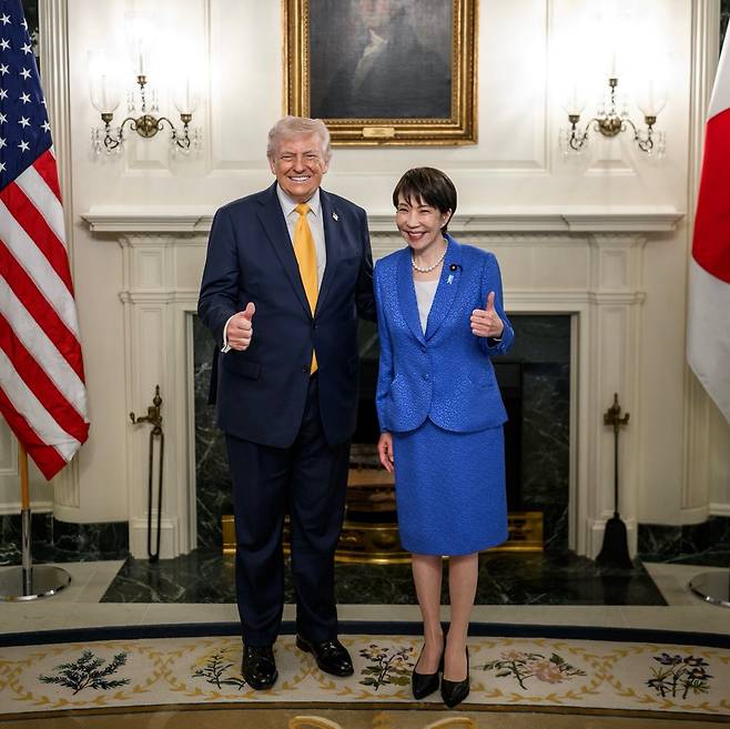 도널드 트럼프 미국 대통령(왼쪽)과 다카이치 사나에 일본 총리가 19일 백악관에서 기념 촬영을 하고 있다. /백악관