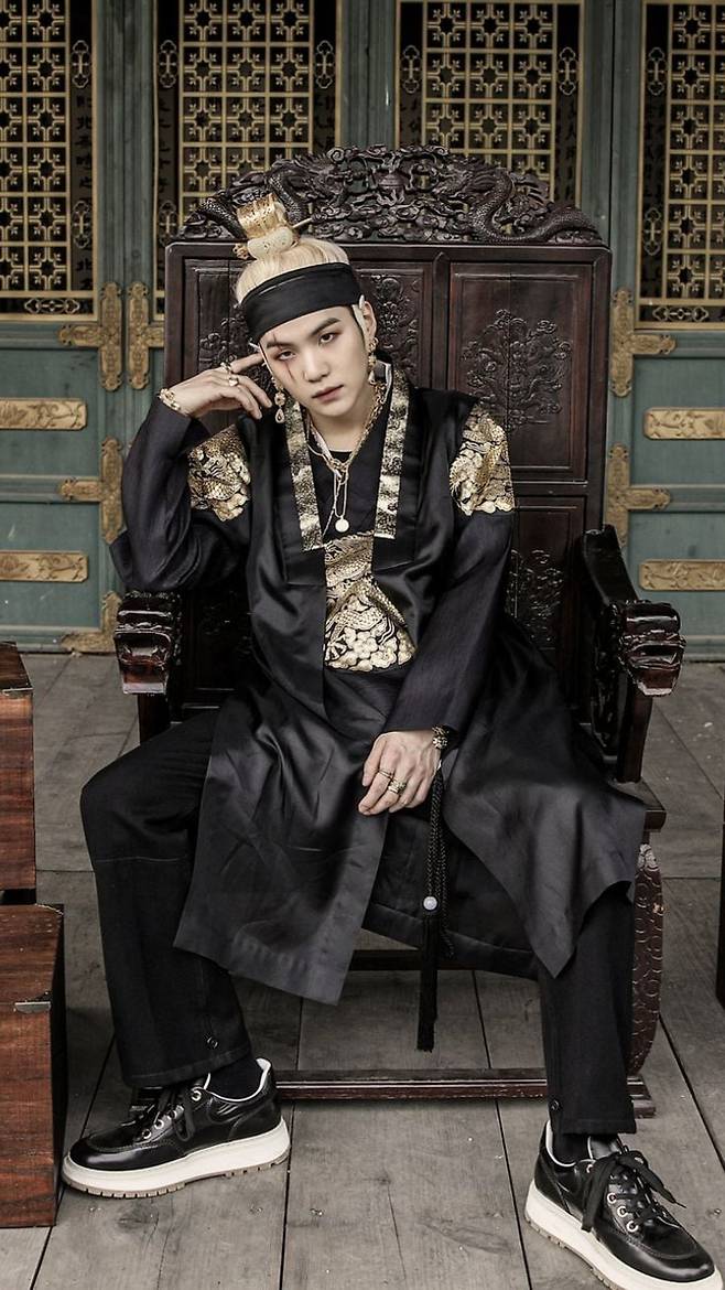 솔로곡 ‘대취타’의 뮤직비디오에서 슈가는 창덕궁 인정전을 재현한 야외 세트를 배경으로 곤룡포를 입고 검무를 추며 등장한다. /빅히트 뮤직